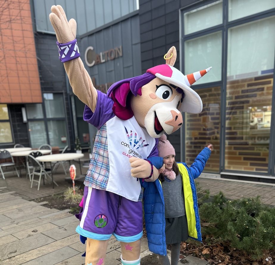 Commonwealth Games mascot Finnie adds Christmas sparkle to Thenue festive event