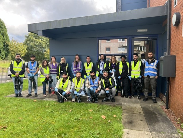 Cernach celebrates Scottish Housing Day with community litter pick