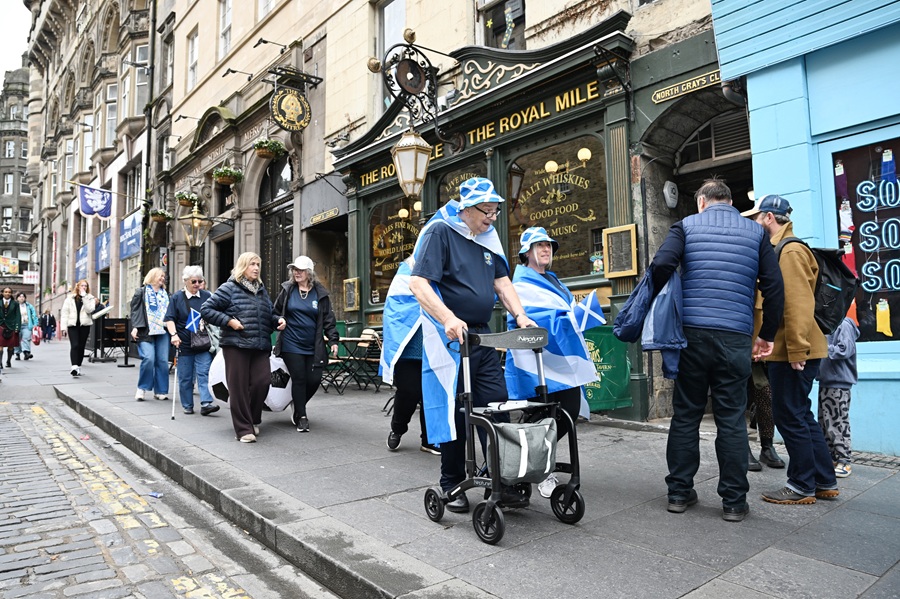 Charity Spotlight: Leith Legends walk the ‘final mile’ of 3,070-mile journey ahead of World Cup