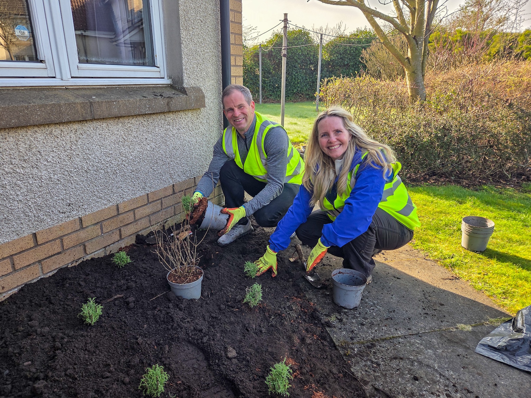 Dunfermline community gets a spring clean from Wheatley volunteers