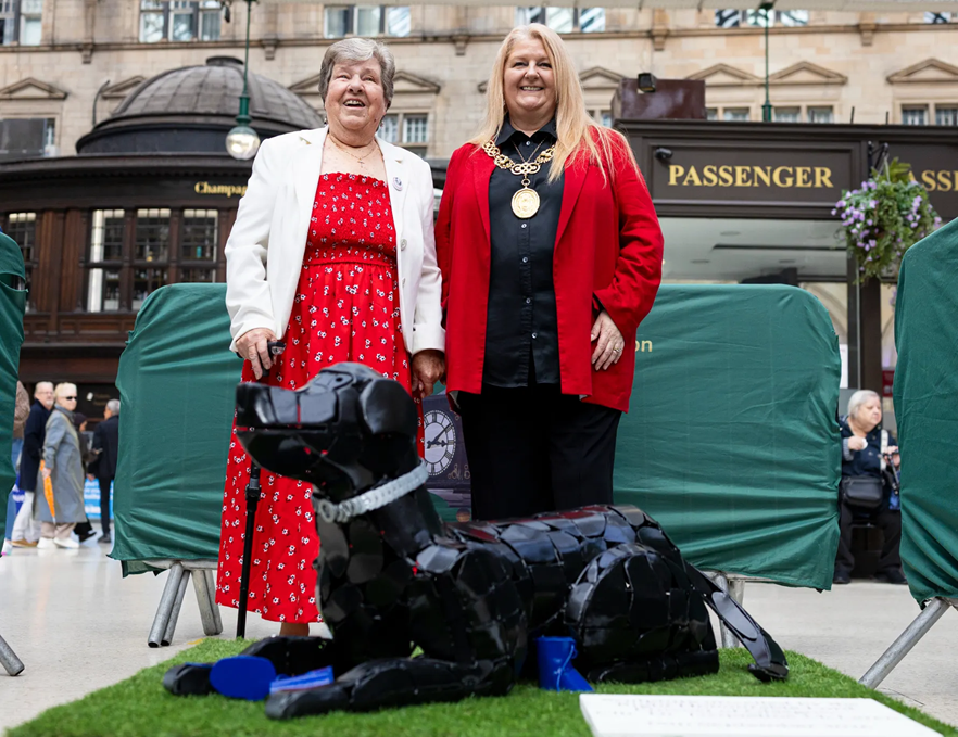 ng homes helps bring Glasgow ‘fire dog’ sculpture to Central Station