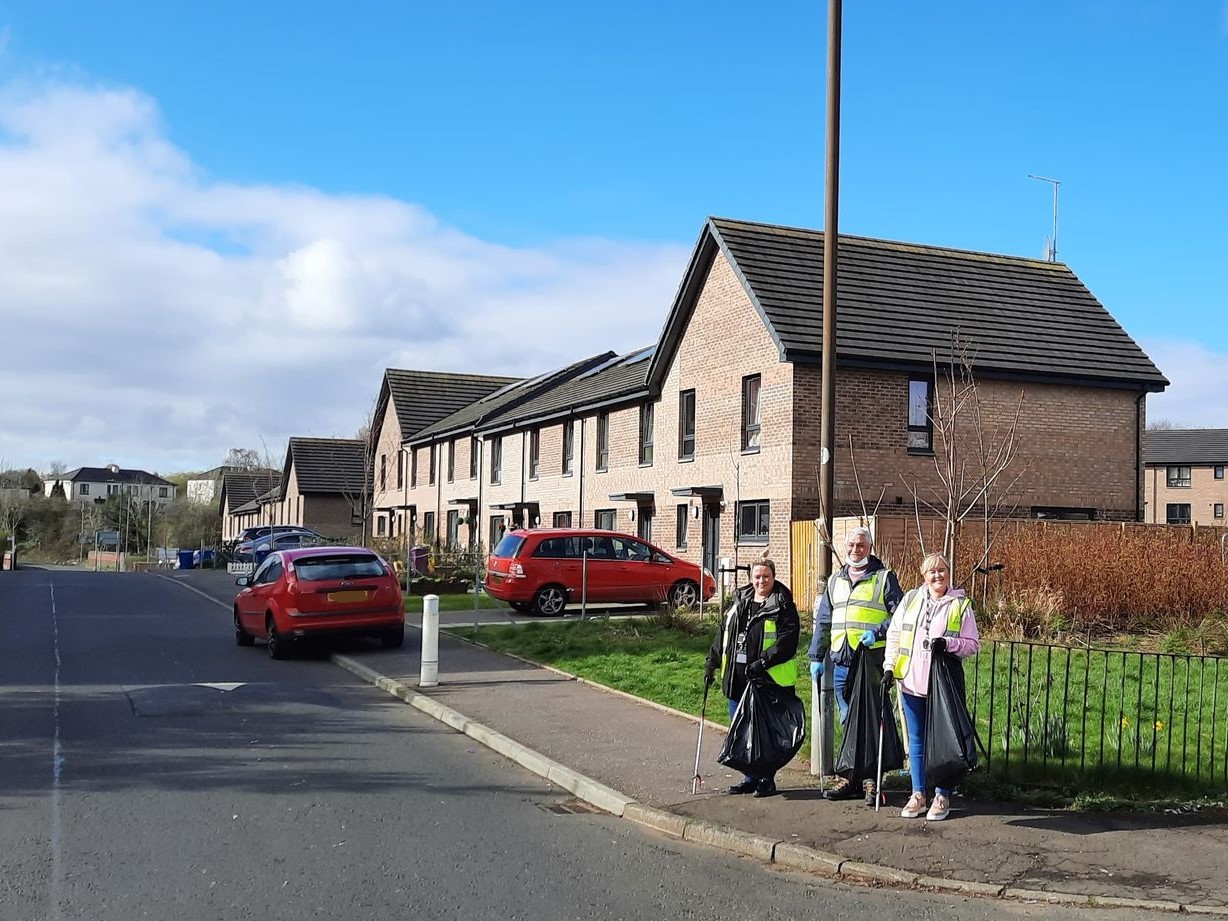 Cadder Housing Association leads local spring clean