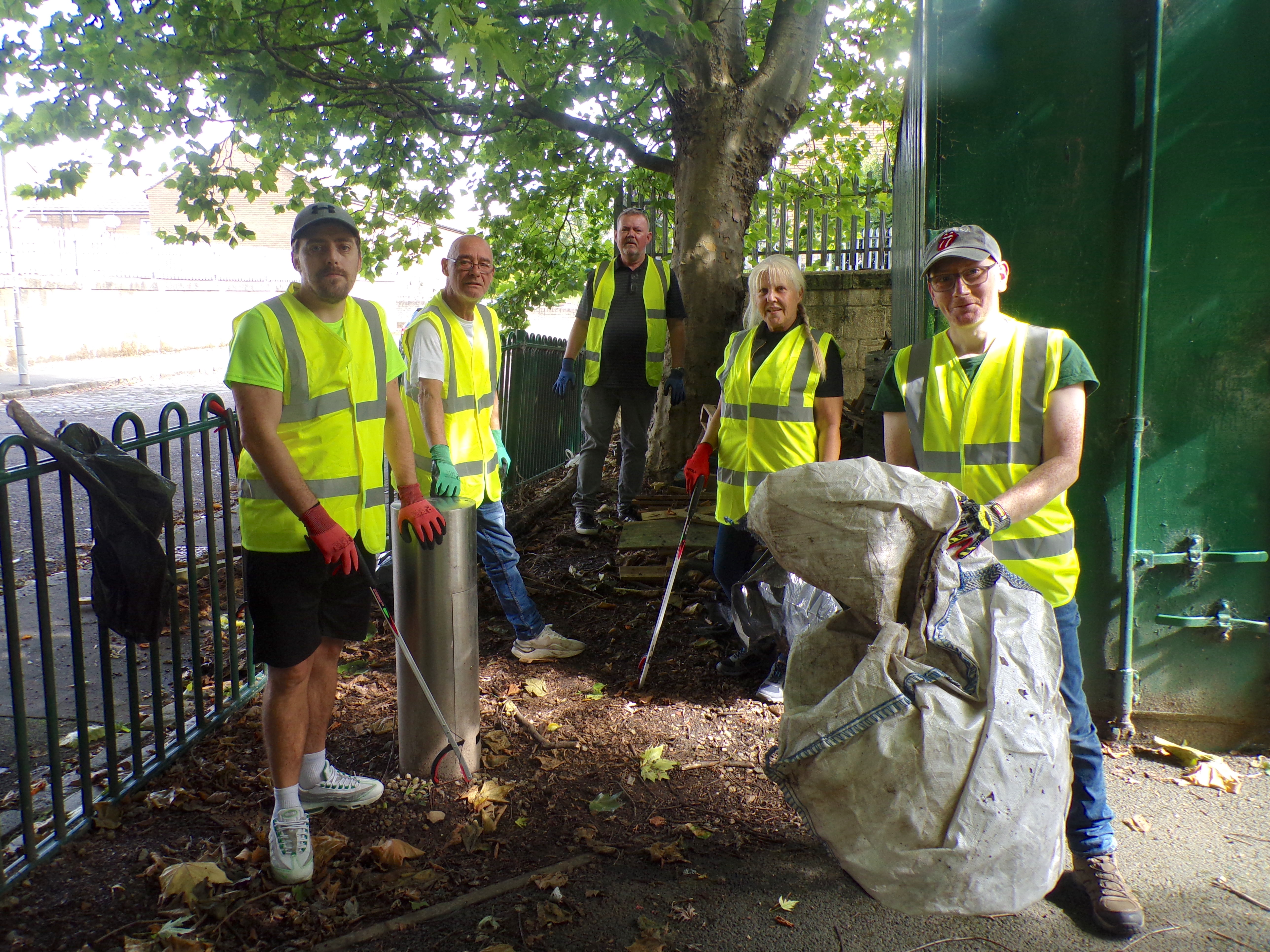 Thenue Housing organises clean up of Calton