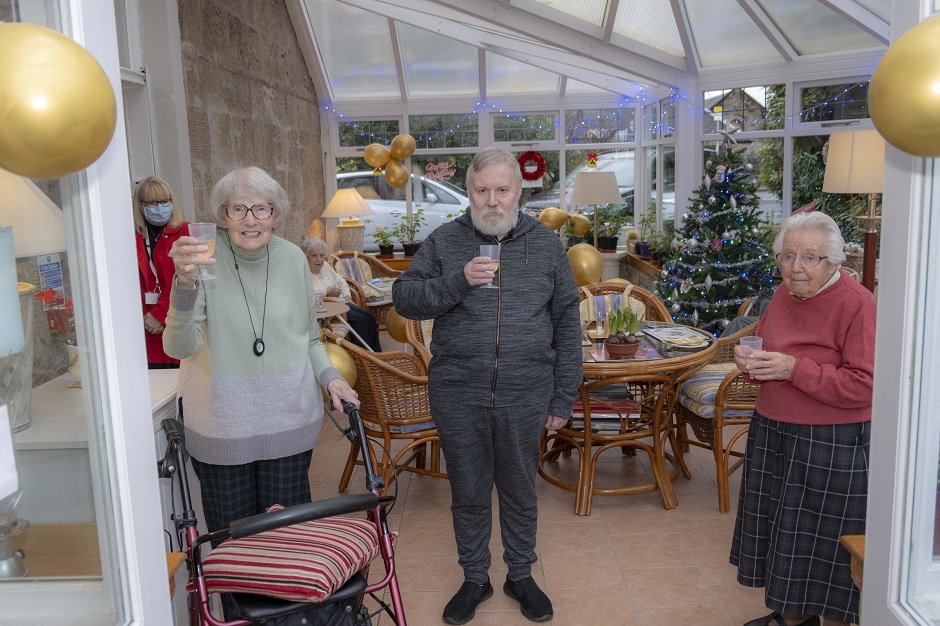 Abbeyfield Lenzie resident plants tree of hope to celebrate 50 years milestone