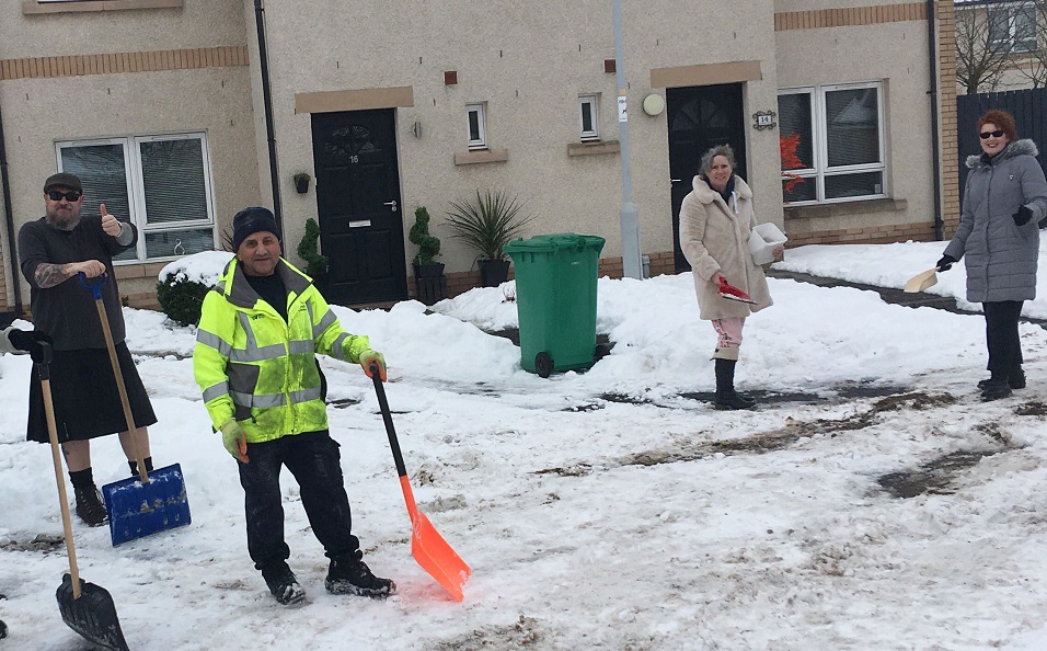 Kilted neighbour helps Dunedin Canmore staff clear snow