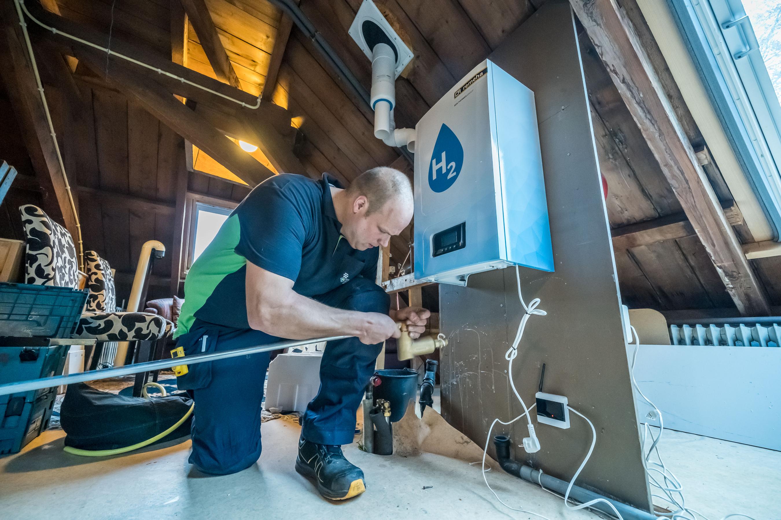 Netherlands: World first pilot heats historic homes with 100% hydrogen boilers