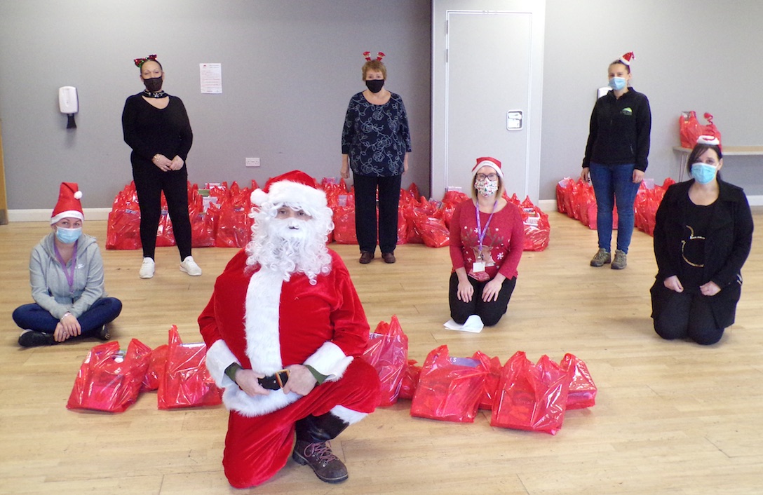 Community group spreads Christmas cheers to Thenue tenants in Calton