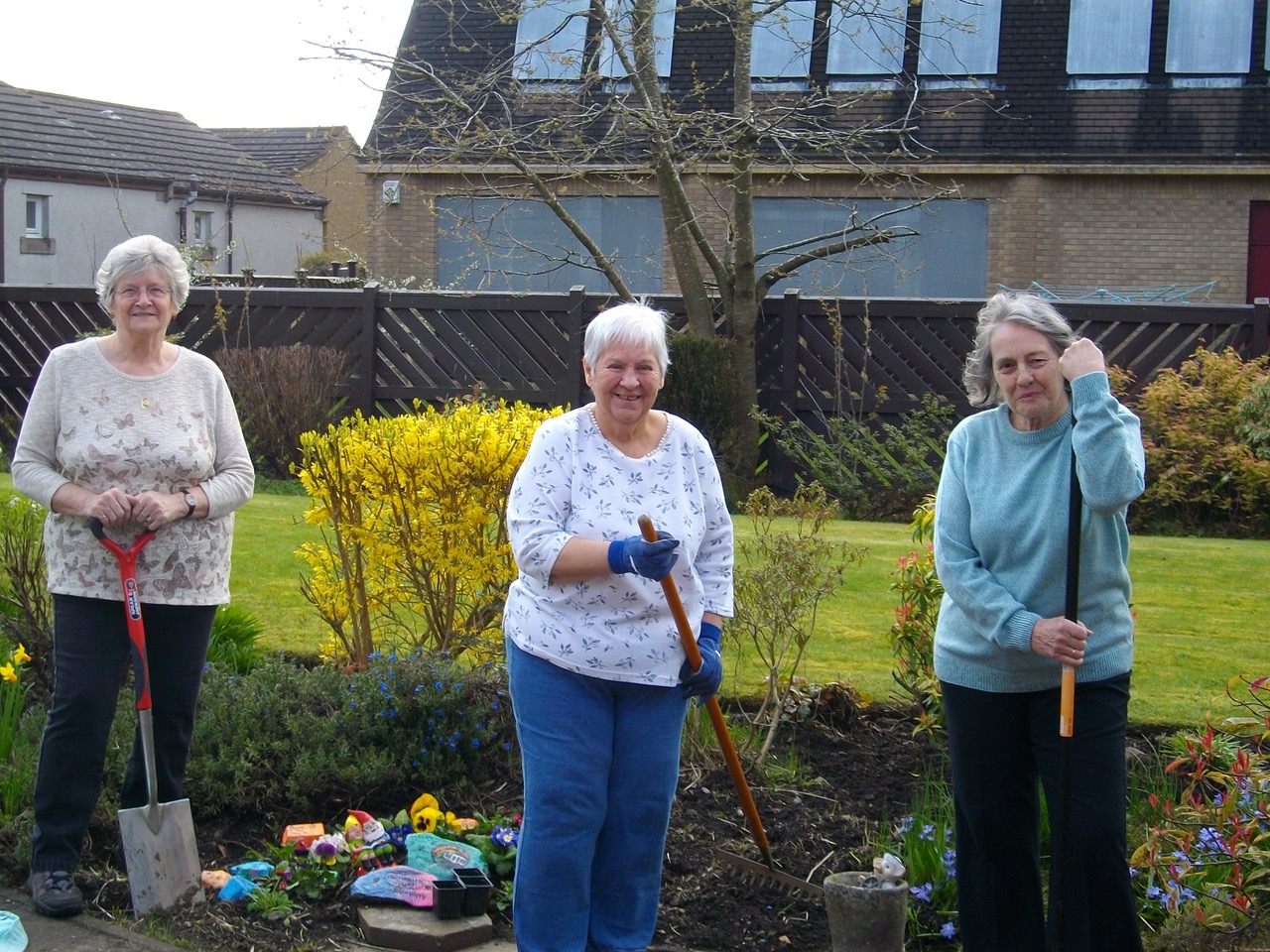 Green fingered pupils help Bield retirement housing development bloom