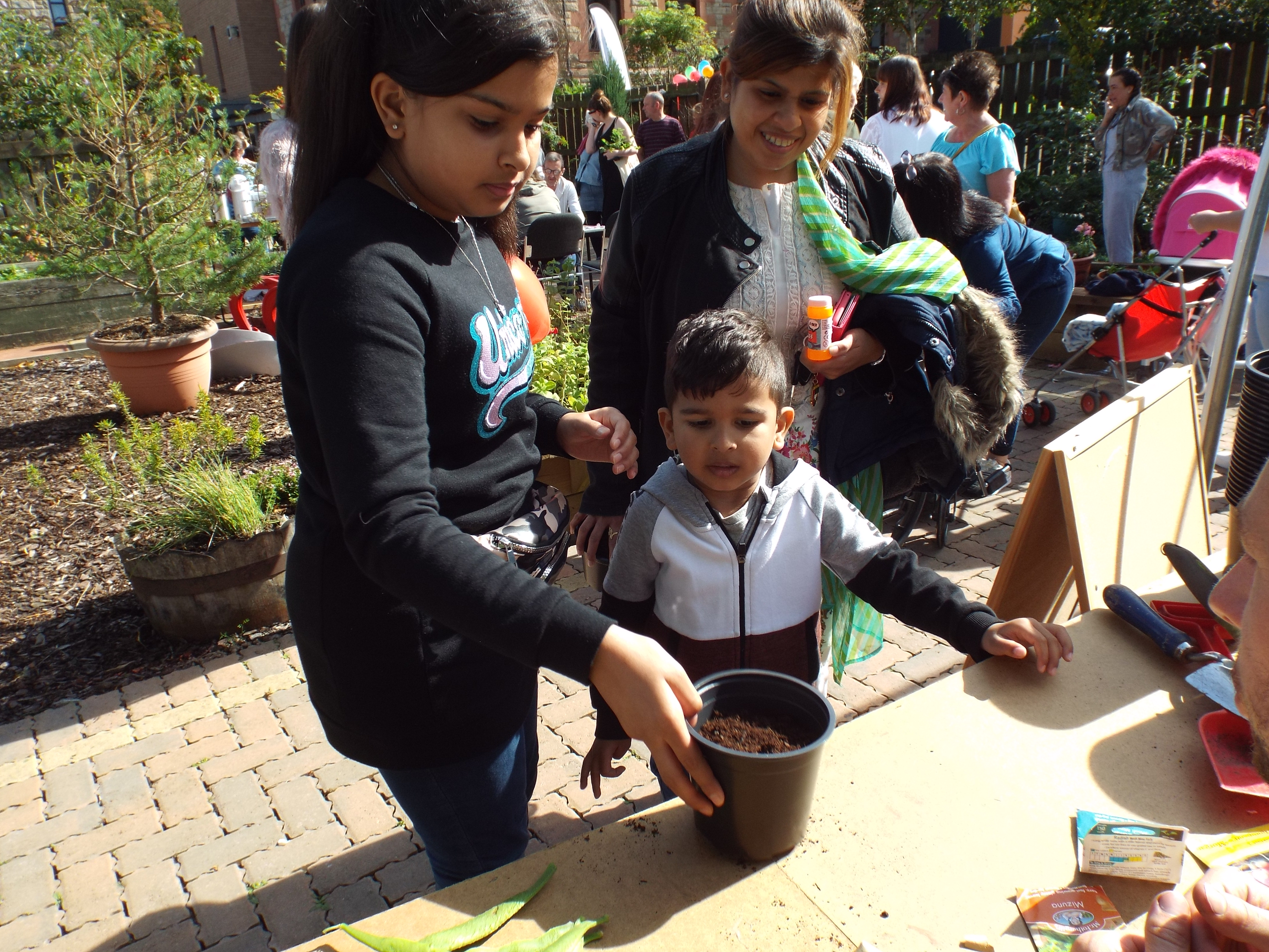 Govanhill community group raises more than £1200 for green space and memorial garden