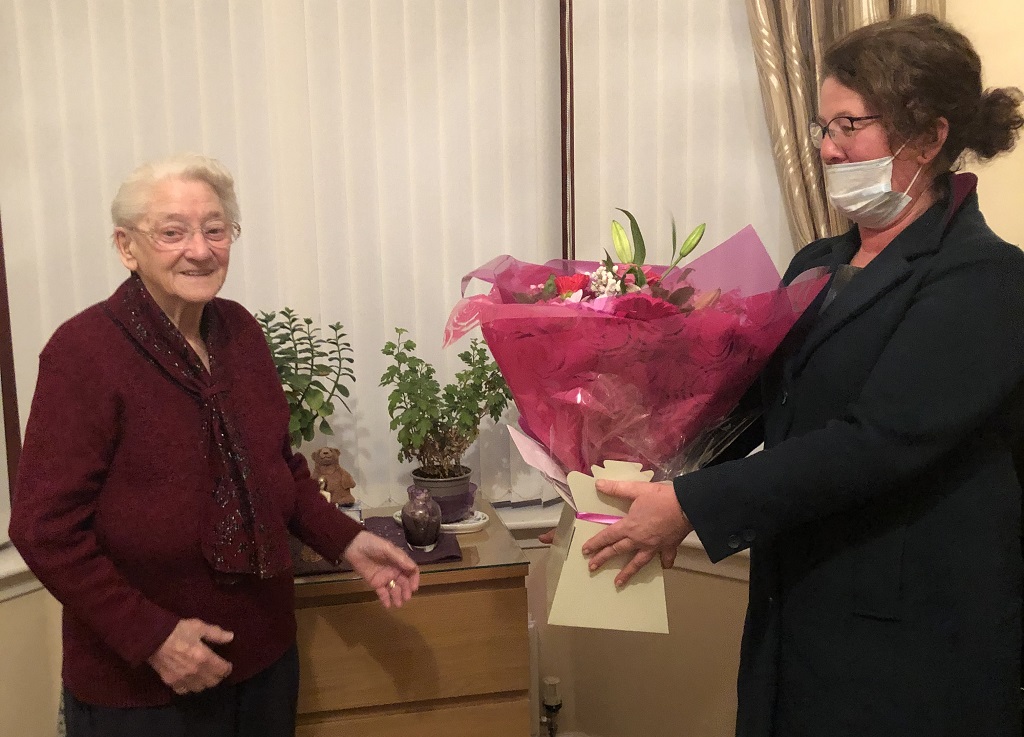 Linthouse tenant celebrates 90th birthday