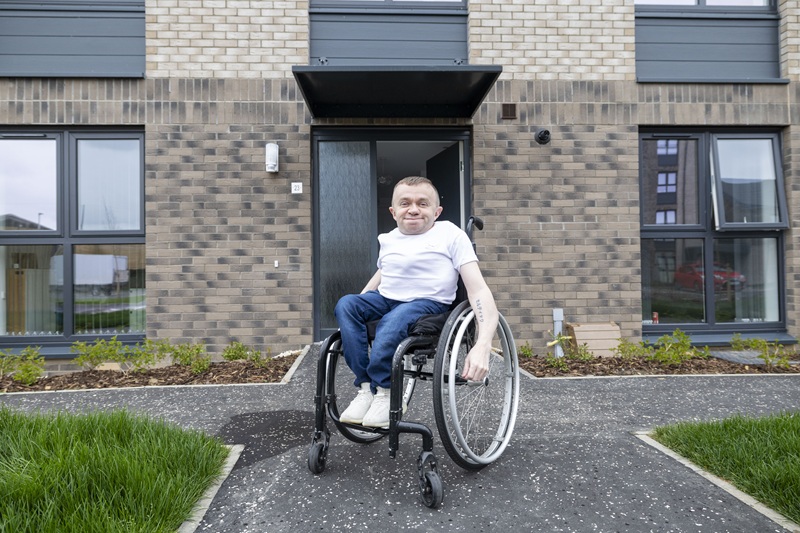 Loretto tenant takes keys to Paisley home