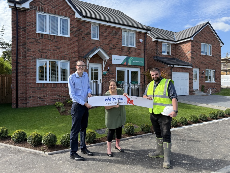 Scottish Labour deputy leader visits Dumbarton housing development