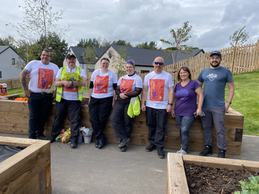 Eildon Housing and B&Q help build new community garden in Galashiels