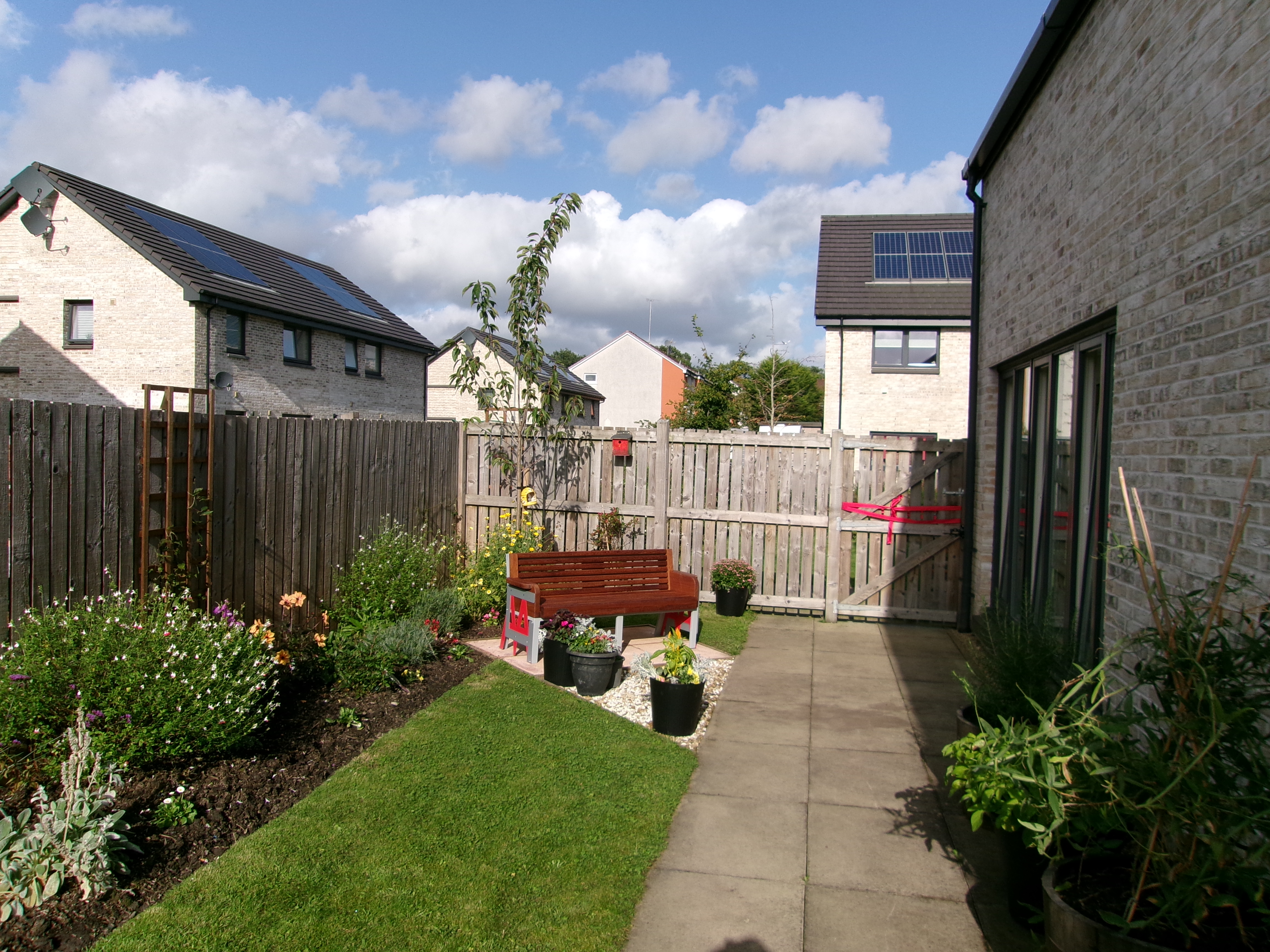 Castlemilk community group creates sensory garden with tribute to Thenue Housing former chair