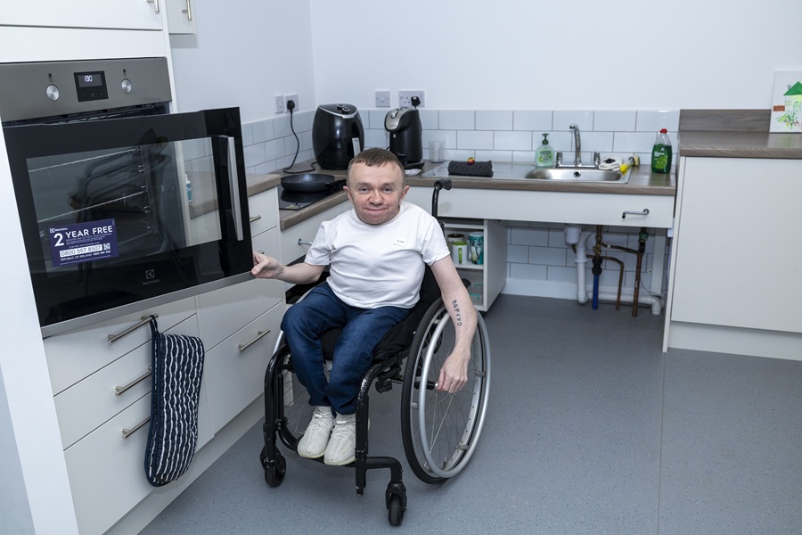 Loretto tenant takes keys to Paisley home
